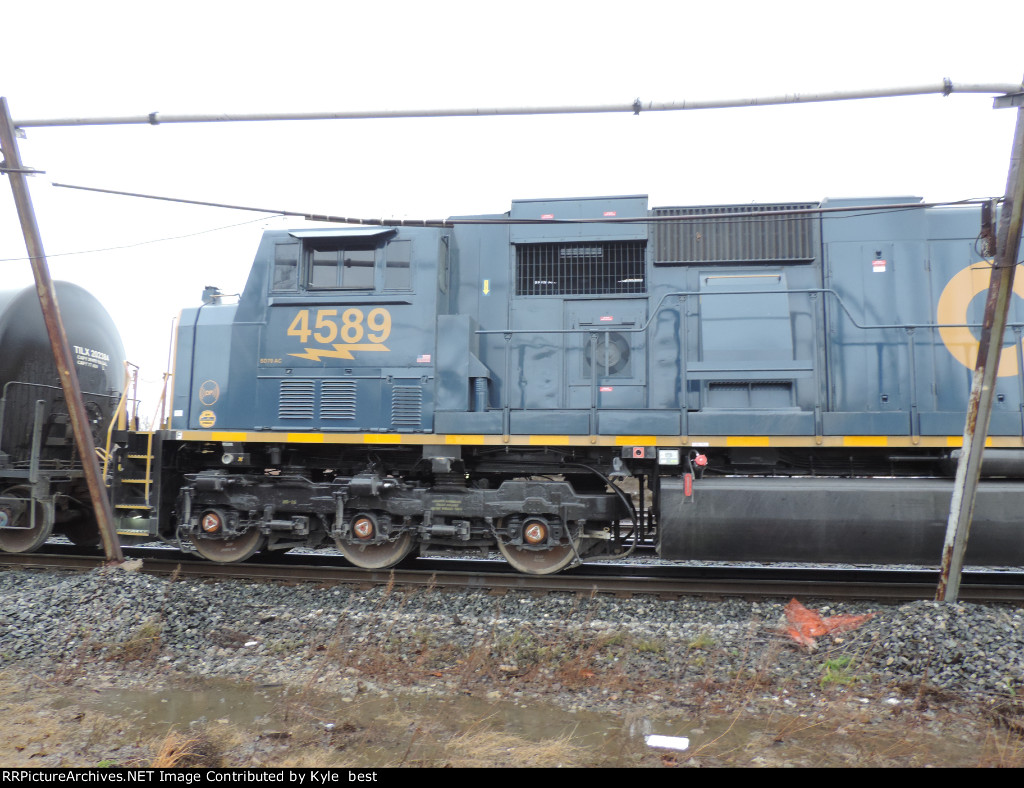 CSX 4589 on m634